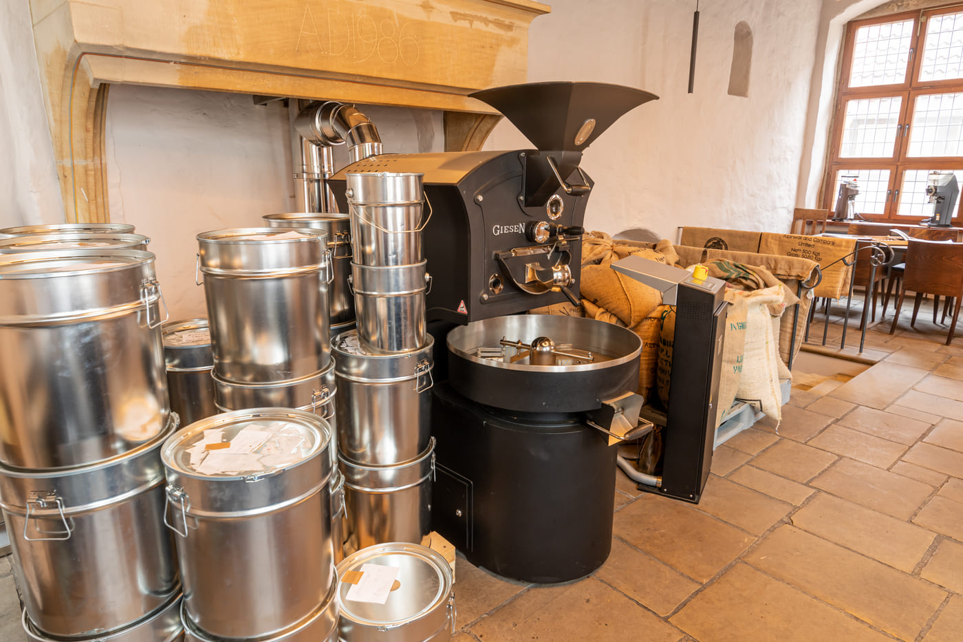 Die Röstmaschine im Café der Kaffeerösterei BO